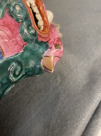 Un mod&egrave;le d'un lion bouddhiste en porcelaine de Chine famile rose et une paire de porte-encens en biscuit &eacute;maill&eacute; vert, 19&egrave;me